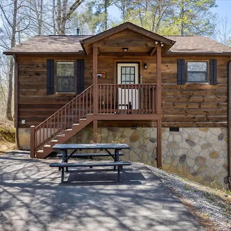 Romantic Cabin Wjacuzzi, Hot Tub & Fireplace